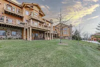 Cozy Luxury Almost Ski-in Ski-out with Hot Tub in Southwind!