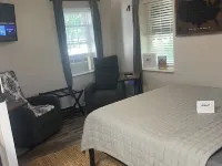Cozy efficiency ONE large room ONE QUEEN bed apartment with kitchenette no oven. Hotels in Clermont County