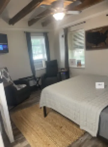 Cozy efficiency ONE large room ONE QUEEN bed apartment with kitchenette no oven.