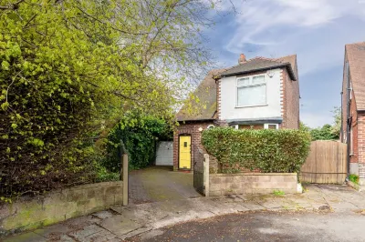 Fantastic, modern 3 bedroom house in West Didsbury. Close to all amenities. Vision Express Opticians at Tesco - Baguley附近的飯店