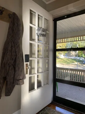 Pet-Friendly Downtown Ironton minutes away Elephant Rocks, Johnson Shut-ins