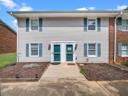 Relaxing Stay in the Heart of Cary Отели в г. Уэйк