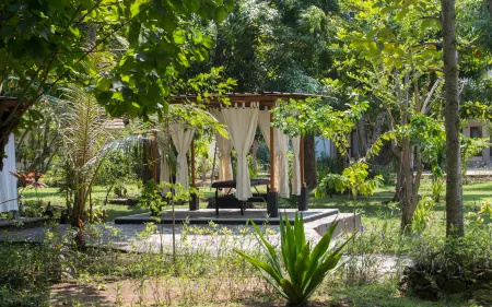 Puri Sari Beach Hotel Отели рядом с достопримечательностью «Labuan Square»