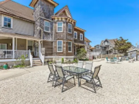*3rd to Beach*Beautiful*Clean*Victorian, *Across Veterans Prk*Beach Haven Hotels in Beach Haven