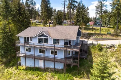 Two Themed Homes Under One Roof! Hotels near Silverwood Theme Park