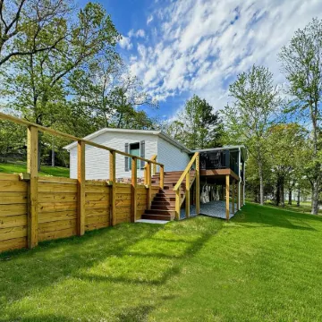 KY Lakeshore Retreat -Waterfront Views, Dock, Deck, Large Parking -NEW 2024