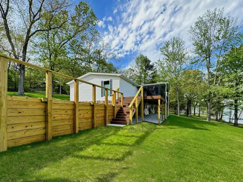 KY Lakeshore Retreat -Waterfront Views, Dock, Deck, Large Parking -NEW 2024