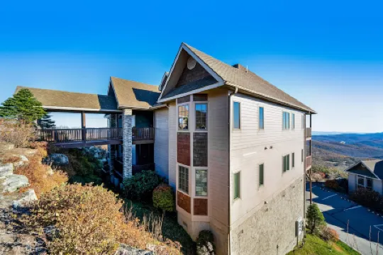 Comfy Condo at Top of Sugar Mtn - Ski in Ski Out - AC, WiFi