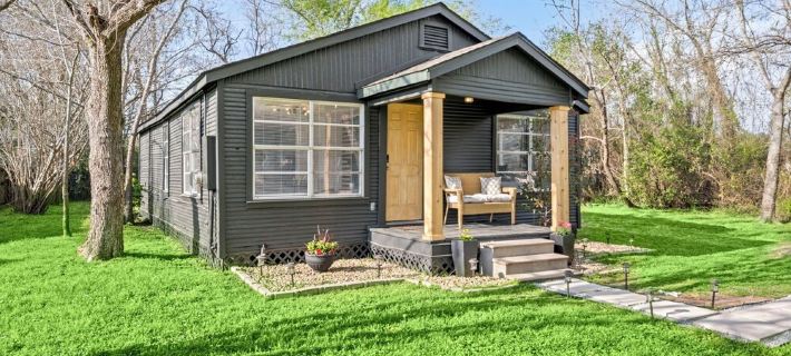 Cozy bungalow in charming Old Town Tomball トンボールのホテル