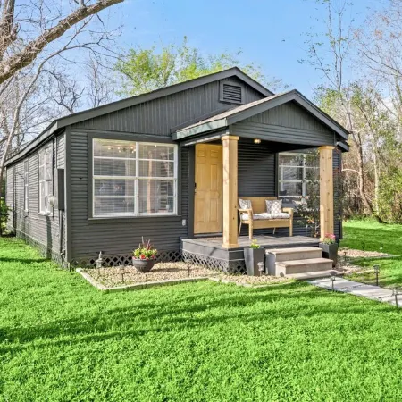 Cozy bungalow in charming Old Town Tomball Отели в г. Томбал