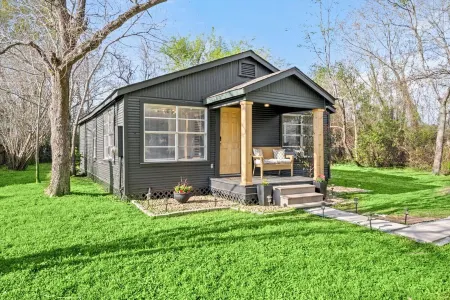 Cozy bungalow in charming Old Town Tomball Отели в г. Томбал