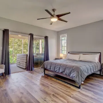 Luxury Golf Simulator, Golden Tee, Shuffleboard, Hot Tub and Stunning Views!