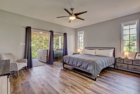 Luxury Golf Simulator, Golden Tee, Shuffleboard, Hot Tub and Stunning Views!