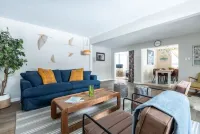 Blue Beach Cottage - 5 Minute Walk to Private Beach!