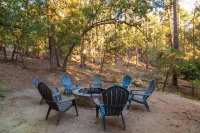 ♨ Acre Retreat w/ HotTub ♨ Secluded in the National Forest ♨ 9mi to downtown ♨
