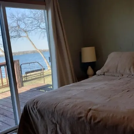 2 BR. cabin w/ 150' lakeshore on Big Stone Lake.  Property has gorgeous views!