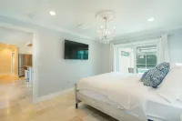 BEAUTIFUL Beach Home in NAPLES ONLY 4 miles away from the beach! Hotel in zona Kensington Golf & Country Club