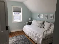 Adorable renovated house, steps from Front Beach and Town