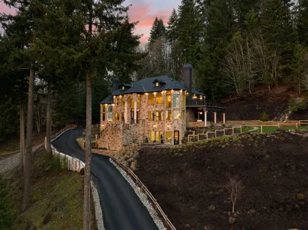 Modern Chateau on private hillside with breathtaking views of the Columbia River