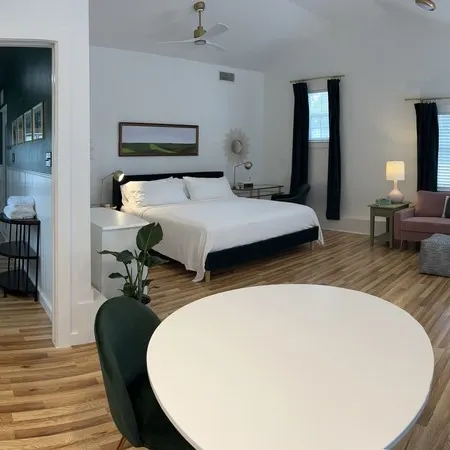 Spacious guesthouse located in the heart of Weatherford. Отели в г. Вэзерфорд