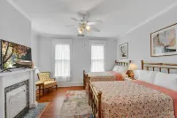 Historic McKinnon Twin, Beautifully Renovated in Historic Downtown Brunswick