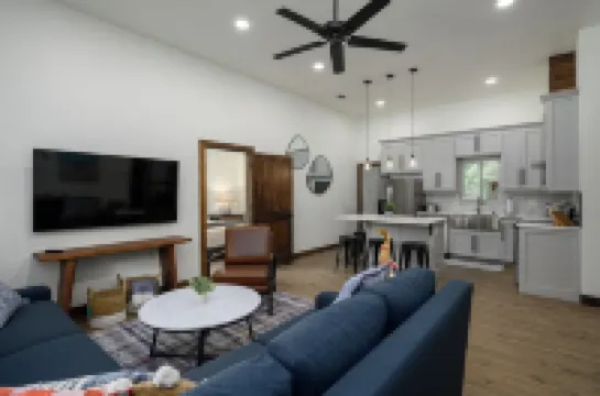 Orange Door Oasis -Gorgeous 3BR/BA Lake House