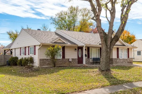 Central Location- Updated 3 Bed 2 Bath - Homestays