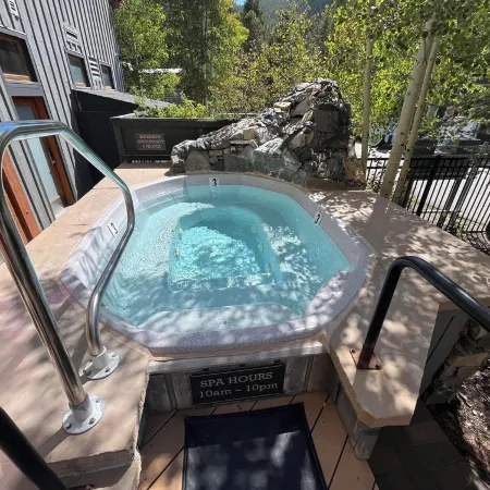 Best deck view of River Run ski slope 1 min walk to gondola/village 2 bed 2 bath