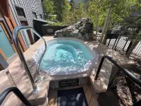 Best deck view of River Run ski slope 1 min walk to gondola/village 2 bed 2 bath