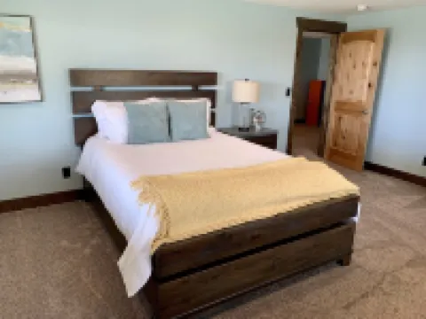 Immaculate Garden City Cabin - Stunning Bear Lake Views - Sleeps 14!!