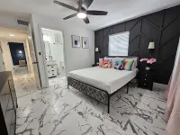 Stylish Duplex walkTO Lake Eola Orlando. Sleeps 8