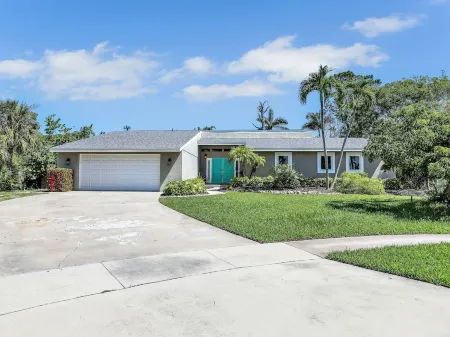 5 Beds 3 Bedroom 2 Bath Heated Pool, Grill, Patio. 5 minutes from the beach! Отели рядом с достопримечательностью «Марко Айленд Бич»