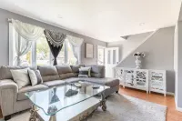 A Modern Getaway Perfect for Families & Business 딕스 힐스 호텔