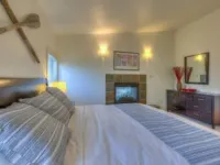 Water View! Luxury Starboard Suite-- walk to cafes, shops, galleries & beaches. Hotels in Eastsound