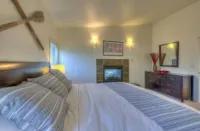 Water View! Luxury Starboard Suite-- walk to cafes, shops, galleries & beaches.