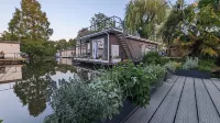 Tamanzi Taggs, floating home on idyllic island & sauna -Hampton Court & Richmond