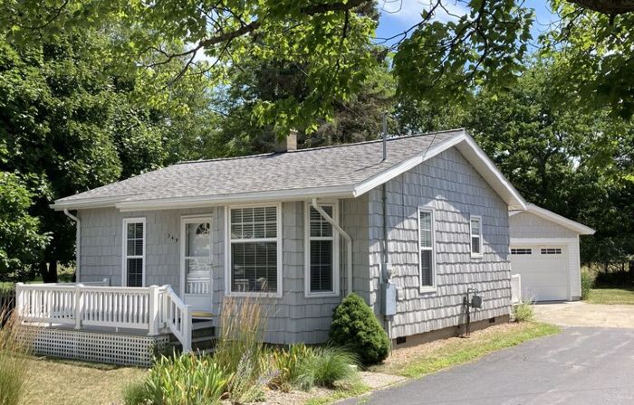 Best of Both Worlds! 5th Avenue Beach and Downtown Within Walking Distance!!