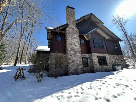 Idlewood Cabin: True Ski-in/out house w/hot tub, Pet Friendly!