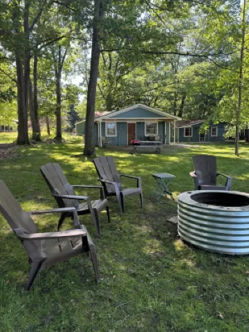 MAPLE COTTAGE - Lakefront on Thayer Lake in Alden with WiFi, AC