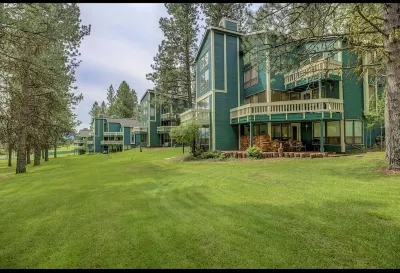 Charming condo on the golf course. 15 min from McCall.  호텔