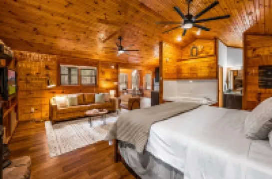 Smoke Rise is a Modern Upscale Cabin with a Garage, Minutes from National Park!