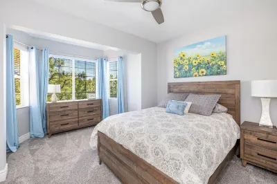Air Conditioned 3200 sq/ft home, New decks, outdoor spaces in the Pines
