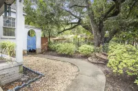 HEART OF BILOXI- Tudor Cottage- Walk to the beach and Beau Rivage