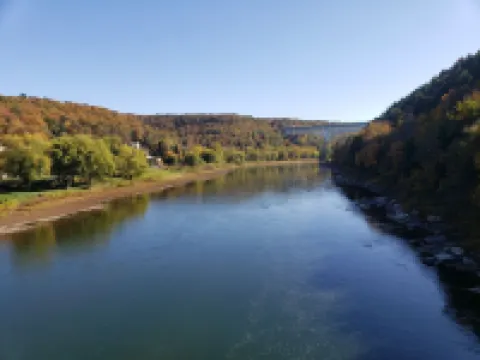 River Front Cottage with Breathtaking view of Allegheny River
