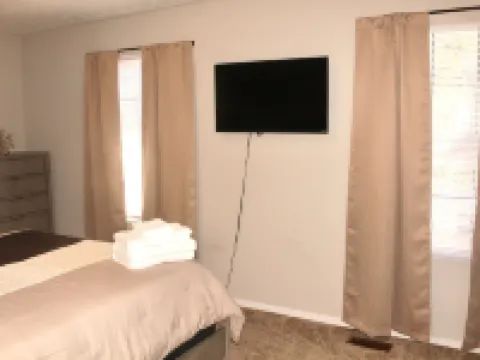 Cheerful 2 bedroom townhouse with indoor Fireplace Hoteles en Tucker