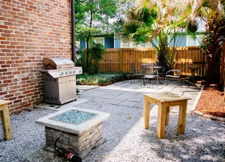 Mid-Century Modern - 3600sqft - 1 Mile to CBDHistoric Surroundings, Walk to CBD Отели в г. Мобил