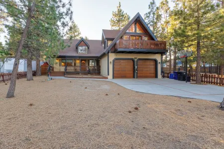 🐻FamilyCabin🍿TheaterRoom🎱GameRoom🔋EVCharger 🐶PetFriendly