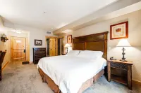 Lovely suite with spacious balcony / Ski Valet, Pool, Hot Tub, Sauna, EV charger