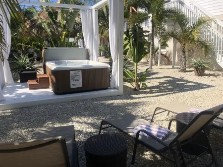 Tropical Gateway to the Beaches. Caribbean Tiki Hut feeling - w/m discounts