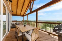 Boho Lakeview Lodge_ Indoor/outdoor pool, table rock lake, Silver Dollar City Hotel a Pine B Township